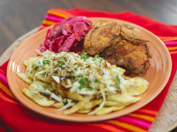 Exquisito pollo con tajadas al estilo de Tegucigalpa