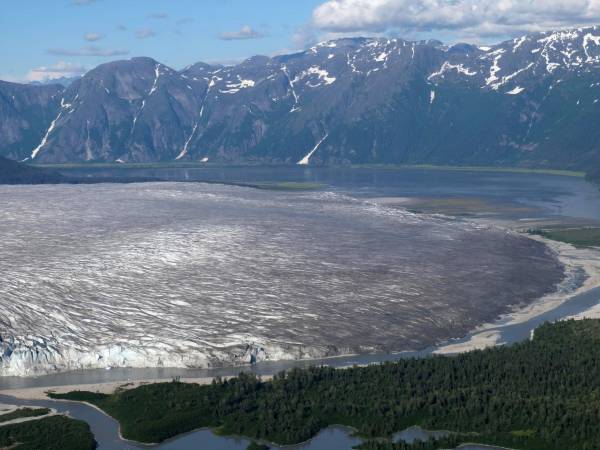 Los científicos hallaron que todos los glaciares del Campo de Hielo Juneau se contrajeron entre 1770 y 2019. Glaciar Taku.