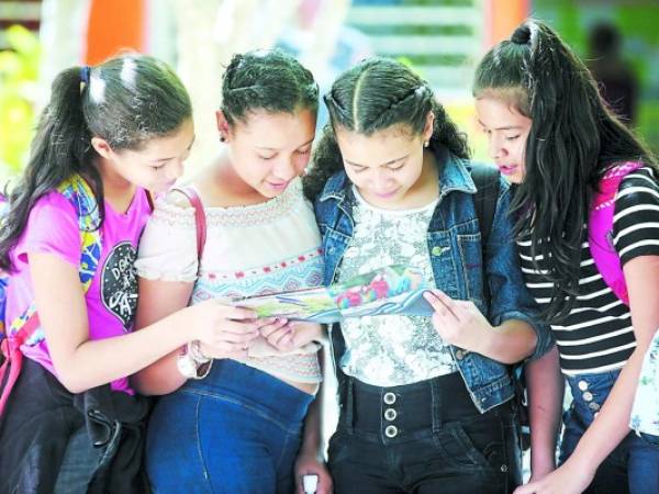 Las niñas de la Escuela Centroamérica Oeste mientras leían la revista. Foto: Alejandro Amador/ EL HERALDO.