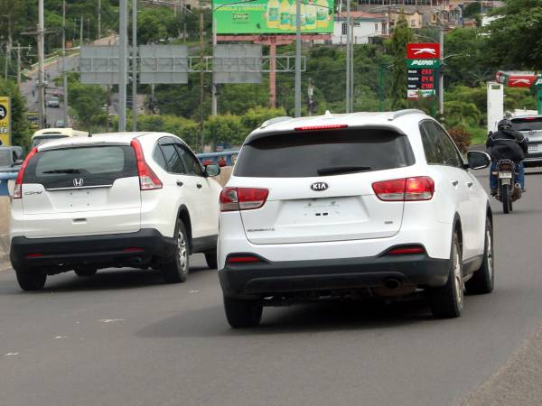 Los vehículos que recién ingresan tampoco portan placa vehicular