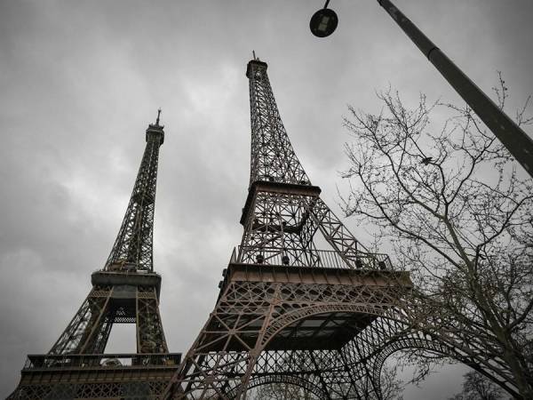 Una réplica de la torre Eiffel, diez veces más pequeña que el modelo original, fue instalada el sábado en los Campos de Marte en París.