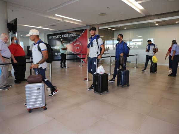 La Selección de Honduras volvió de su gira por Europa y Asia este martes -1 de noviembre-. Los jugadores se mostraron serios y no dieron muchas declaraciones a la prensa. A continuación las imágenes.