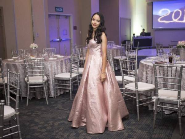 La hermosa quinceañera Camila Sofía López Sauceda.