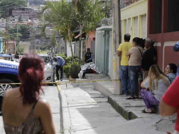 El cuerpo de Elizabeth Aguilera quedó en una acera de la sexta calle de la colonia Torocagua de Comayagüela.