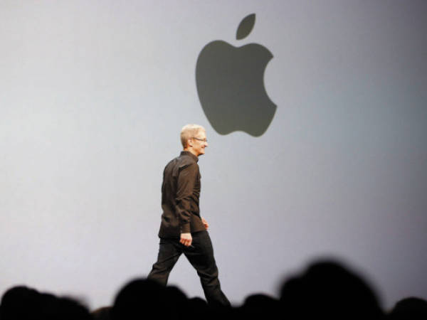 Apple Chief Executive Tim Cook takes the stage during the Apple Worldwide Developers Conference (WWDC) 2013 in San Francisco, California June 10, 2013. REUTERS/Stephen Lam (UNITED STATES - Tags: BUSINESS SCIENCE TECHNOLOGY)