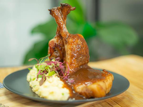 Presenta tus chuletas bañadas con la salsa de tamarindo y sobre una cama de puré de papa.