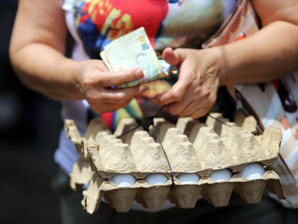 La Feria del Agricultor, frente al Estadio Nacional, se mantiene como el único mercado con el cartón de huevos a precio accesible.