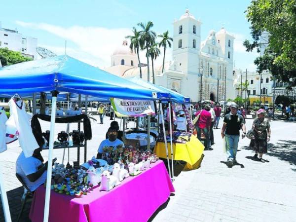 Como es tradición, la exposición artesanal de la etnia lenca se desarrolla en la emblemática plaza central de la capital. Foto: Marvin Salgado/ EL HERALDO.