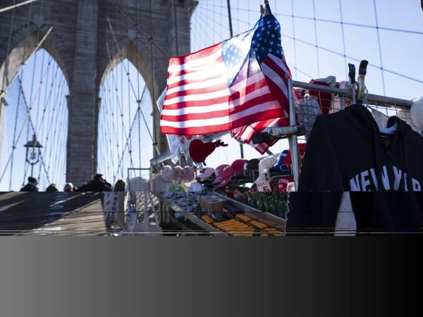 Hasta hace poco, veintenas de vendedores de souvenirs habían convertido el Puente de Brooklyn en un mol sobre el East River. (James Estrin/The New York Times)