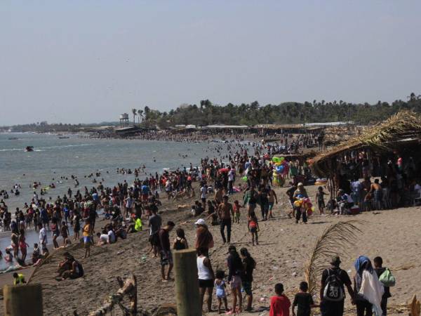 La alta aglomeración de personas se puede observar en las playas de la zona sur de Honduras.