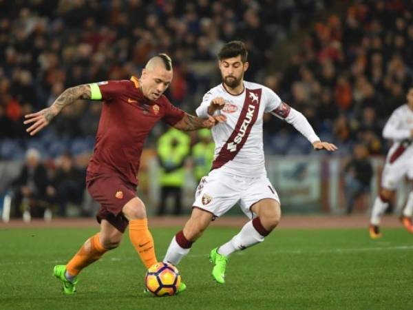 Radja Nainggolan pelea el balón con el italiano Marco Benassi del Torino (Foto: Agencias/AFP /Deportes EL HERALDO)