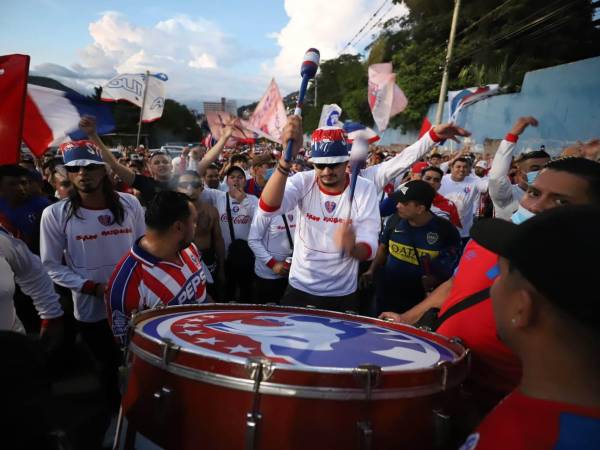 Con bombos y con una pasión sin igual llegaron los integrantes de la gran barra del Olimpia, la Ultra Fiel. Aquí las imágenes de su llegada.