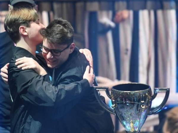 NUEVA YORK, NUEVA YORK - 27 DE JULIO: Emil 'Nyhrox' Bergquist Pedersen (L) y Thomas 'Aqua' Arnould (R) reaccionan después de ganar la competencia Duos durante el día dos de las Finales de la Copa del Mundo Fortnite en el Estadio Arthur Ashe el 27 de julio. 2019 en el distrito de Queens de la ciudad de Nueva York. Los dos adolescentes vencieron en dos de los seis partidos de esta primera final del Mundial en dúo, celebrada en Nueva York, y acabaron con el mayor número de puntos. Sarah Stier / Getty Images / AFP.'No sé qué decir. Es una locura', declararon los dos ganadores, que se llevarán 1,5 millones de dólares cada uno.