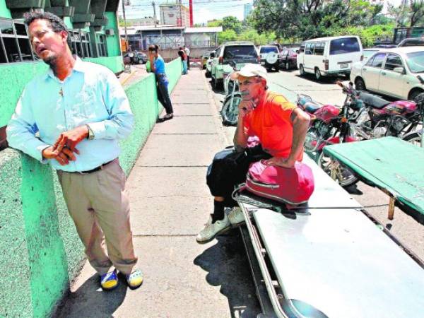 La espera por información es amarga y desesperante, las familias que viajan desde el interior del país son las que más sufren.