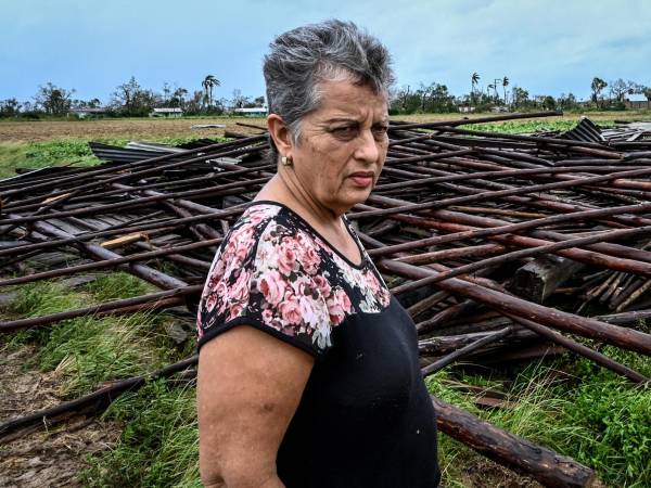 Maritza Carpio, propietaria de una finca de tabaco, mira su casa de tabaco destruida tras el paso del huracán Ian en San Luis, Cuba, el 27 de septiembre de 2022.