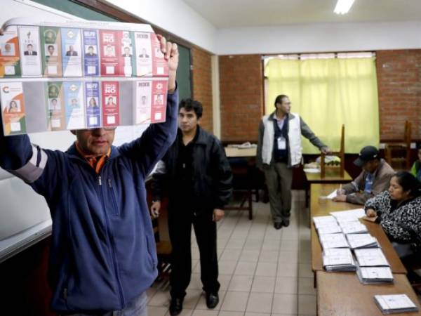 Con el 83,7% de las actas computadas en el conteo rápido, el presidente y candidato Evo Morales -al frente del partido Movimiento al Socialismo (MAS)- estaba a la cabeza del cómputo con 45,28% de los votos. Foto: AP