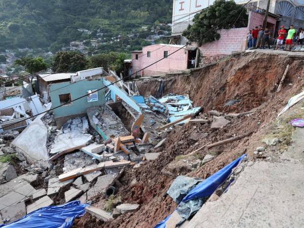 Las últimas lluvias permearon el suelo al grado que están a punto de caer más casas.