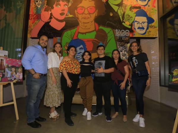 Mario Ramos, gerente de marca de La 20 Cervecería, Andrea Chahín, Blanca Fernández, Sofía Mendoza, Charly Draws, Andrea Silvestri y Koritza Álvarez.