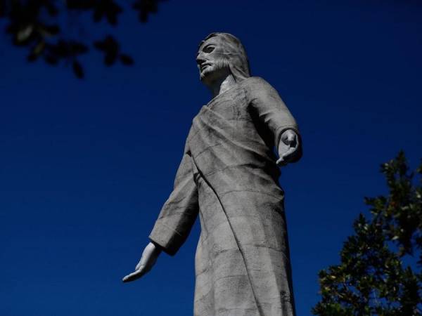 Nació con la venia del Cardenal Óscar Andrés Rodríguez, como una imagen especial del Hijo de Dios que por los últimos 25 años a acompañado a los capitalinos desde lo más alto de la ciudad. Hoy la magnifica obra arriba a su 25 aniversario de fundación.