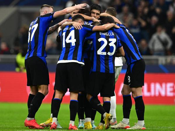 Los jugadores del Inter de Milán celebran su victoria tras ganar el partido de fútbol del Grupo C de la Liga de Campeones de la UEFA entre el Inter de Milán y el Viktoria Plzen en el estadio Giuseppe-Meazza (San Siro) de Milán.