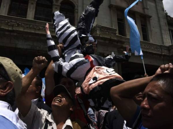 En las calles de ciudad Guatemala decenas de personas piden este lunes la renuncia de Jimmy Morales. (Foto: AFP/ El Heraldo Honduras/ Noticias de Honduras)