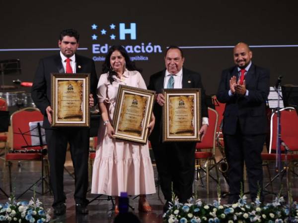 Rolando Kattán, Sixta García, Isidro García junto al Secretario de Educación, Daniel Esponda.