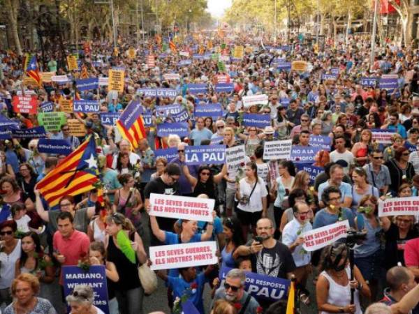 Con pancartas en mano miles participan durante una marcha contra el terrorismo, cuyo eslogan es #NoTincPor (no tengo miedo) en Barcelona. (Foto: AFP/ El Heraldo Honduras/ Noticias de Honduras)