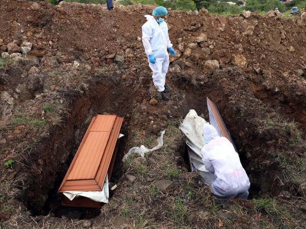 En el cementerio general del Divino Paraíso se llevó a cabo la inhumación de los 26 cadáveres de los hondureños que no fueron reclamados por sus familiares. Aquí las imágenes del masivo entierro.