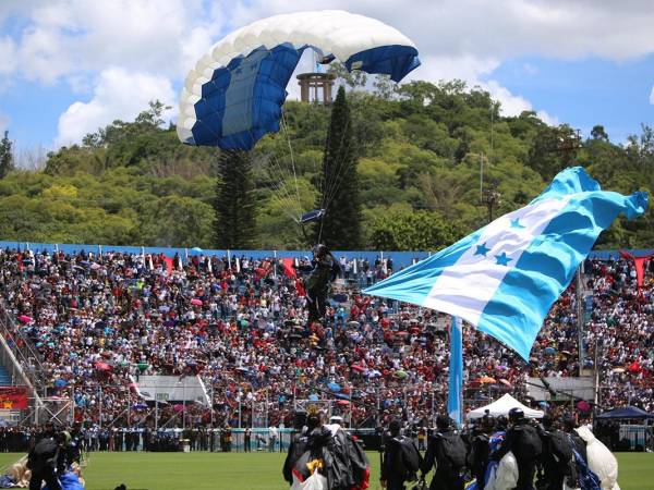 Destreza, patriotismo y mucha emoción fue lo que se vivió este domingo 15 de septiembre en el Estadio Nacional Chelato Uclés con el salto perfecto de 15 paracaidistas.