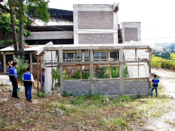 Expertos de la construcción de Sedis realizaron mediciones de varios espacios que serán mejorados en el centro educativo. Foto: EL HERALDO.