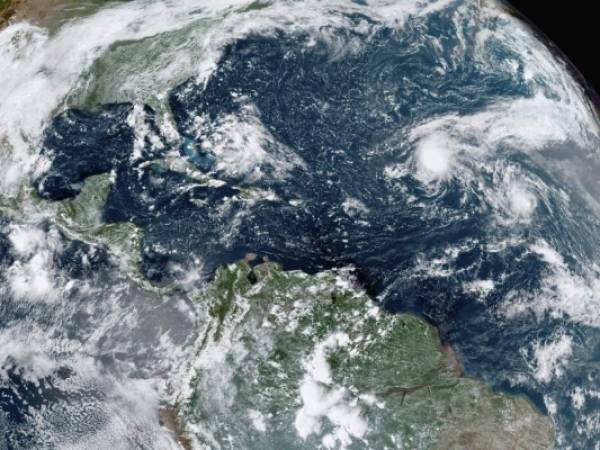 Esta imagen de satélite tomada el jueves 10 de septiembre de 2020, facilitada por la Oficina Nacional de Administración Oceánica y Atmosférica de Estados Unidos (NOAA, por sus siglas en inglés), muestra la formación de tormentas en el Atlántico. Foto: AP