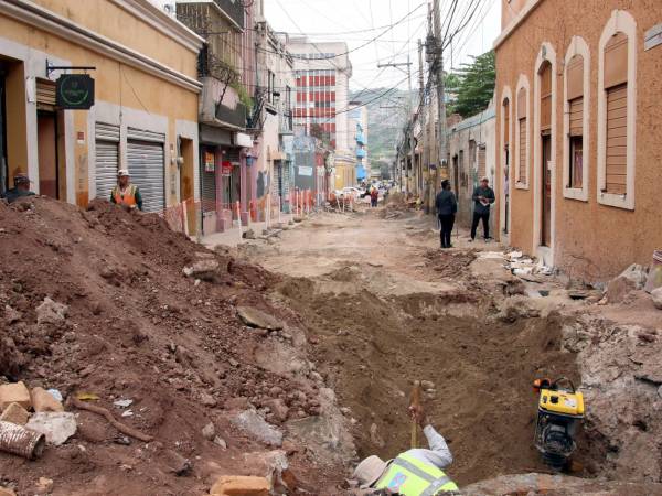 Los propietarios o empleados de los comercios concluyen que cada vez es más complicado atraer clientes, ya que a diario solo son visitados por cinco personas o incluso menos.