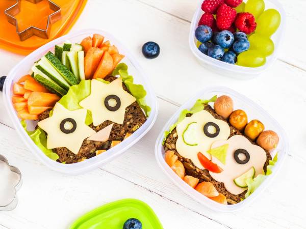 Si tu hijo se muestra renuente ante ciertos alimentos, una buena opción para hacerlo comer es presentarle su merienda de manera llamativa y apetitosa.