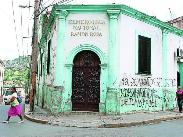 Consignas de protesta en la fachada del inmueble, además del rótulo que en su momento donó una universidad privada, es lo único que se puede leer en la Hemeroteca.