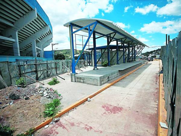 La posible estación de buses urbanos frente al estadio sigue inconclusa, en su momento se indicó que sería un centro de monitoreo.