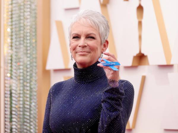 Jamie Lee Curtis posó frente a las cámaras con el lazo como anillo.