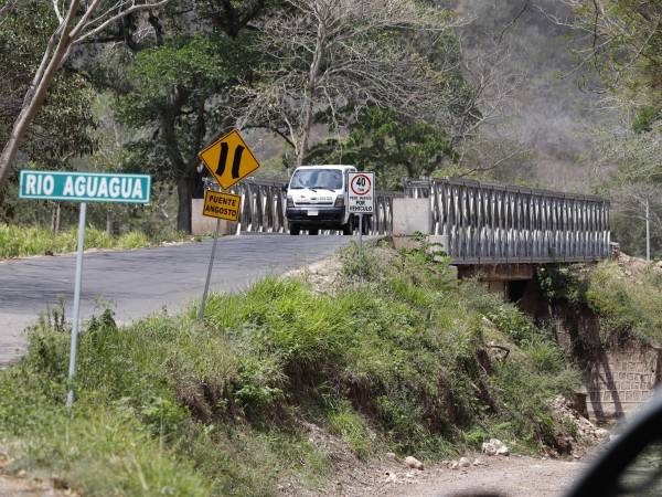 Este puente en Tencoa, Santa Bárbara, fue terminado con partes de otra estructura de El Negrito, Yoro.