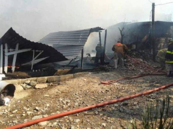 Elementos del Cuerpo de Bomberos llegaron a la zona para apagar las llamas.