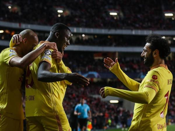 El defensa francés del Liverpool Ibrahima Konate celebra con el centrocampista brasileño del Liverpool Fabinho y el centrocampista egipcio del Liverpool Mohamed Salah.