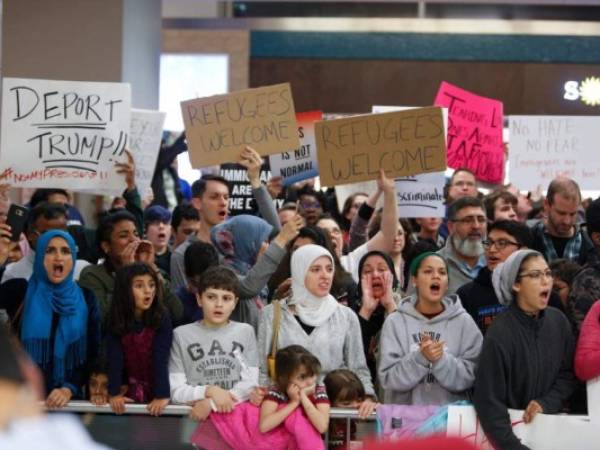 En septiembre pasado, la Casa Blanca emitió una nueva orden ejecutiva para remplazar una prohibición temporal de 90 días que expiraba y estaba dirigida a viajeros de Irán, Libia, Somalia, Sudán, Siria y Yemen.(Foto: Univisión/ El Heraldo Honduras/ Noticias Honduras hoy)