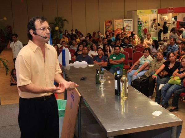 Como cada año desde 2010, Expocentro será sede de la expo más famosa y reconocida de Honduras. En la imagen, Gastone Zampieri, experto en vinos, dando su charla.