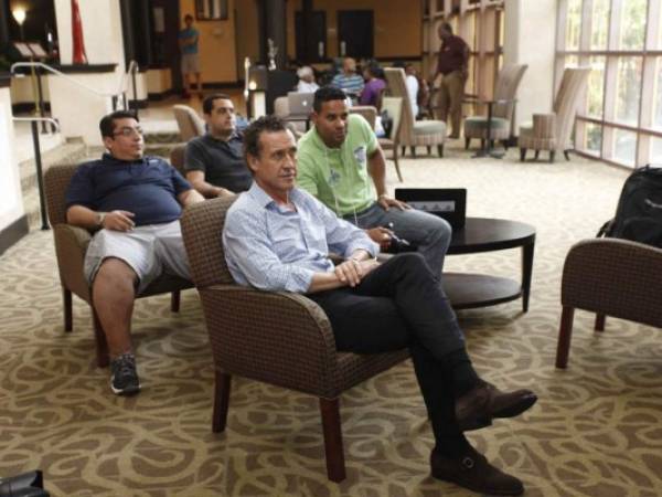 El exmundialista argentino Jorge Valdano llegó ayer al hotel de concentración de la Selección de Honduras.