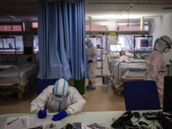 Miembros de un equipo médico trabajan en la Unidad de Cuidados Intensivos de covid-19 en el hospital Severo Ochoa de Leganés, a las afueras de Madrid, España, el viernes 9 de octubre de 2020. Foto: AP