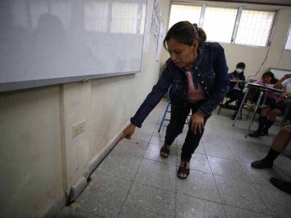 En varias aulas del centro educativo se han reportado grietas que se han formado en el piso y las paredes. Esto es un peligro.