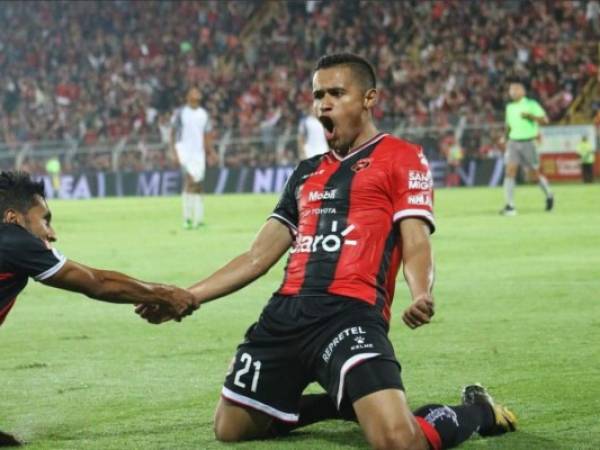 Rojas celebra su primer gol con la camisa de Alajuela. Foto: La Nación para El Heraldo.