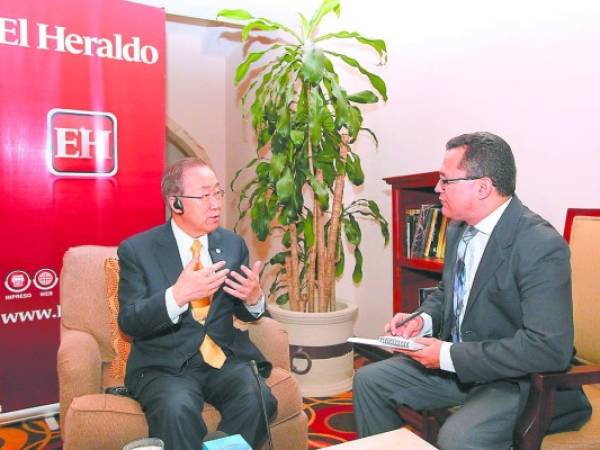 El secretario general de la ONU, Ban Ki-moon, con el director ejecutivo de EL HERALDO, Carlos Mauricio Flores.