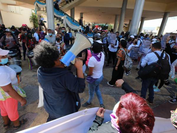 Un ambiente de completa fiesta se vivió afuera del Congreso Nacional, hasta donde llegaron varias personas a ser testigos de la instalación de la segunda legislatura. También hubo sectores que aprovecharon para hacer sus exigencias previo a la elección de la nueva Corte Suprema de Justicia (CSJ). Estas son las imágenes.