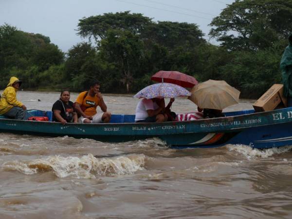 EL HERALDO captó cómo se encontraba el nivel del agua, hasta en horas de la tarde, del río Goascorán debido a las fuertes y contantes lluvias dejadas por la tormenta tropical Pilar en la zona sur.