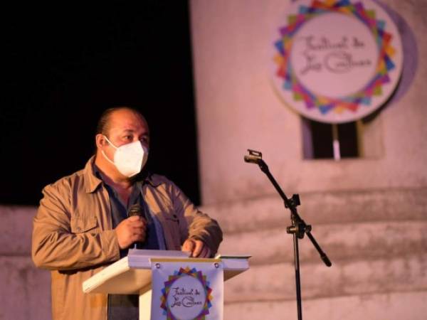 El director del festival, el poeta Salvador Madrid, dio la bienvenida a la fiesta cultural más grande de Honduras.