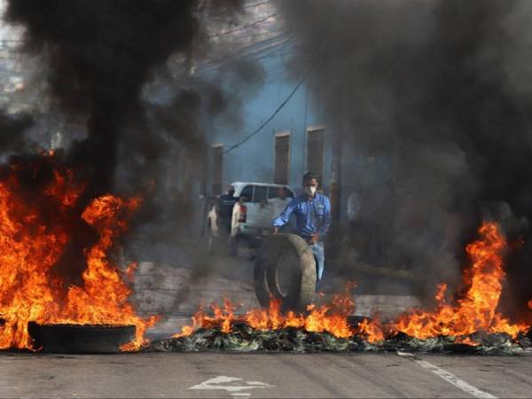 Con quema de llantas en el inicio de la Primera Avenida la transitada vía se encuentra bloqueada como forma de protesta por parte de empleados del Sanaa.